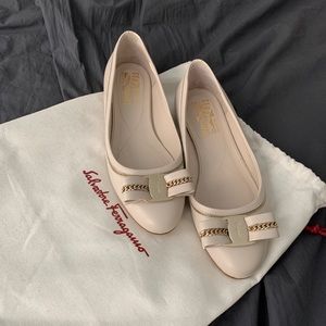 Salvatore Ferragamo Varina Flats Sz 6